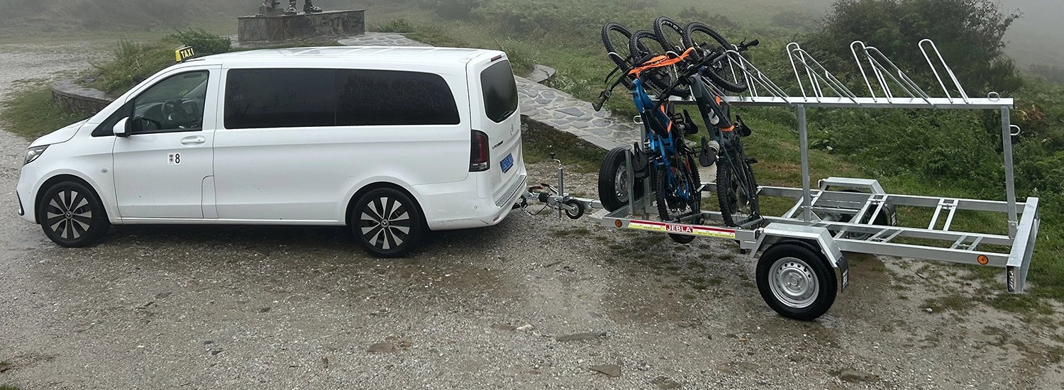 Taxi con remolque para bicicletas.