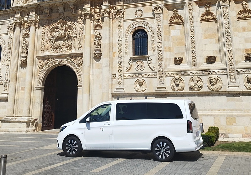 Taxi a la entrada del parador de San Marcos.