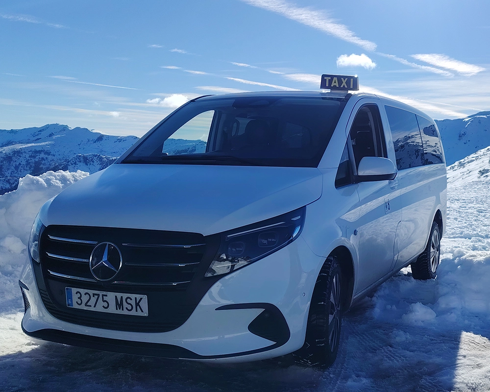Bierzo taxi aparcado en una zona de nieve.