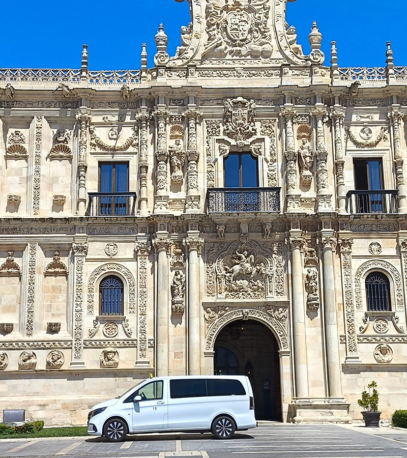 Bierzo taxi aparcado delante del parador de san marcos en León. Servicio VIP.