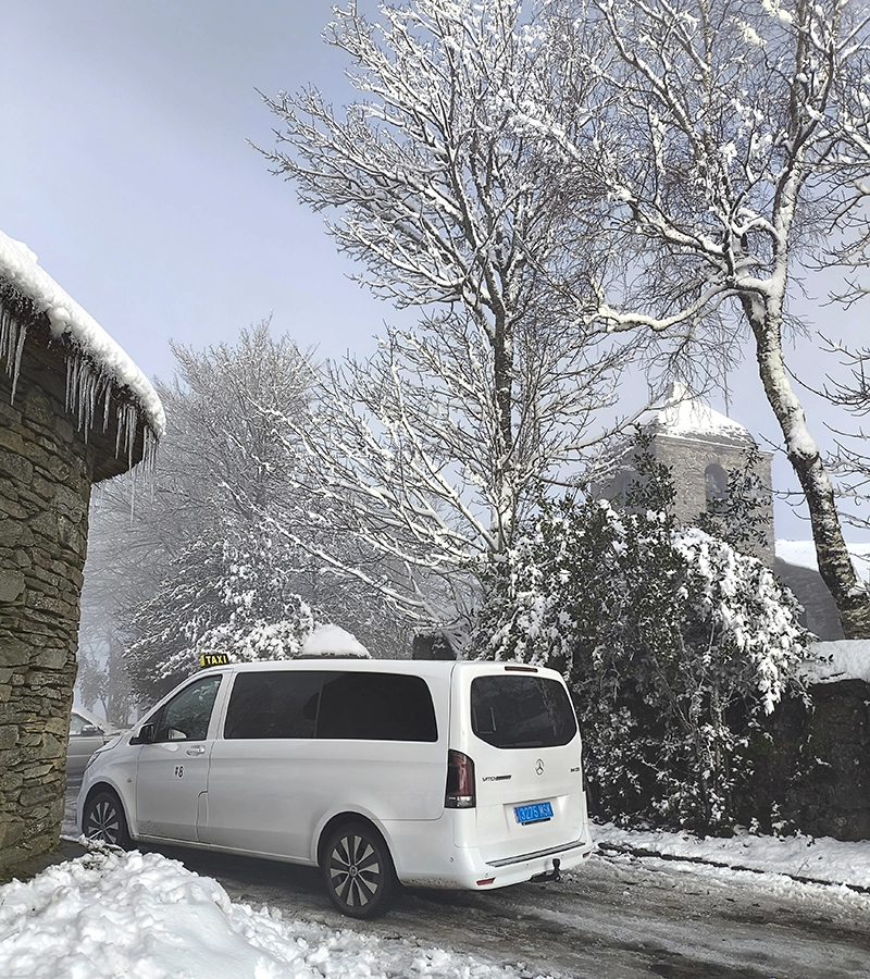 Taxi en un pueblo completamente nevado.