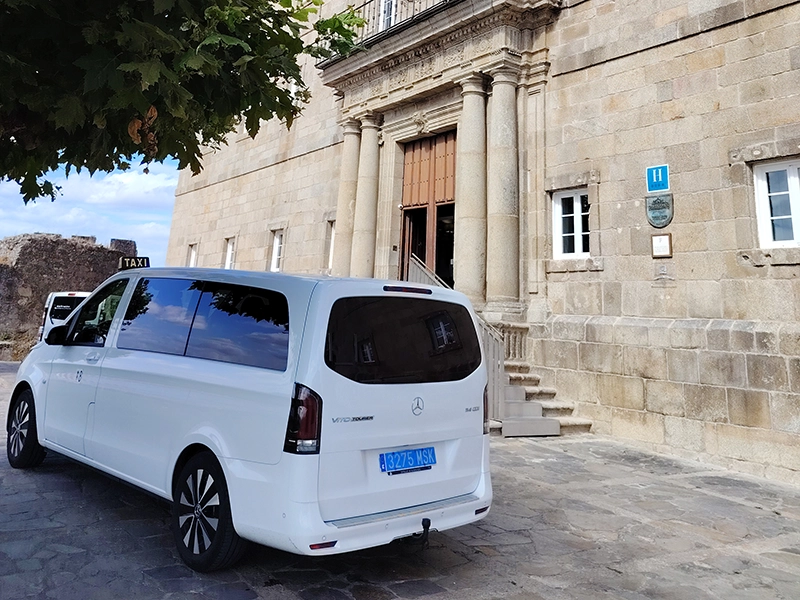 Bierzo taxi aparcado delante de un hotel.