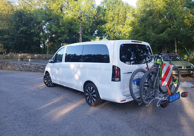 Taxi con trasportín de bicis.
