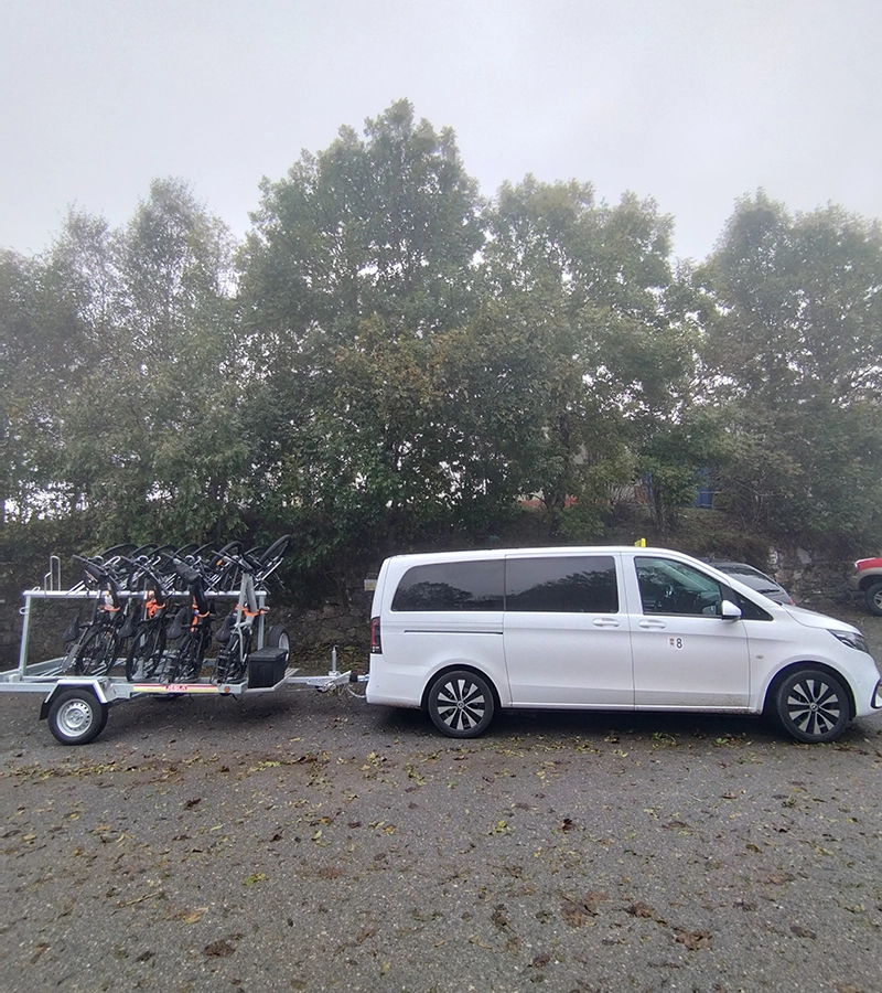 Bierzo Taxi con remolque lleno de bicis.