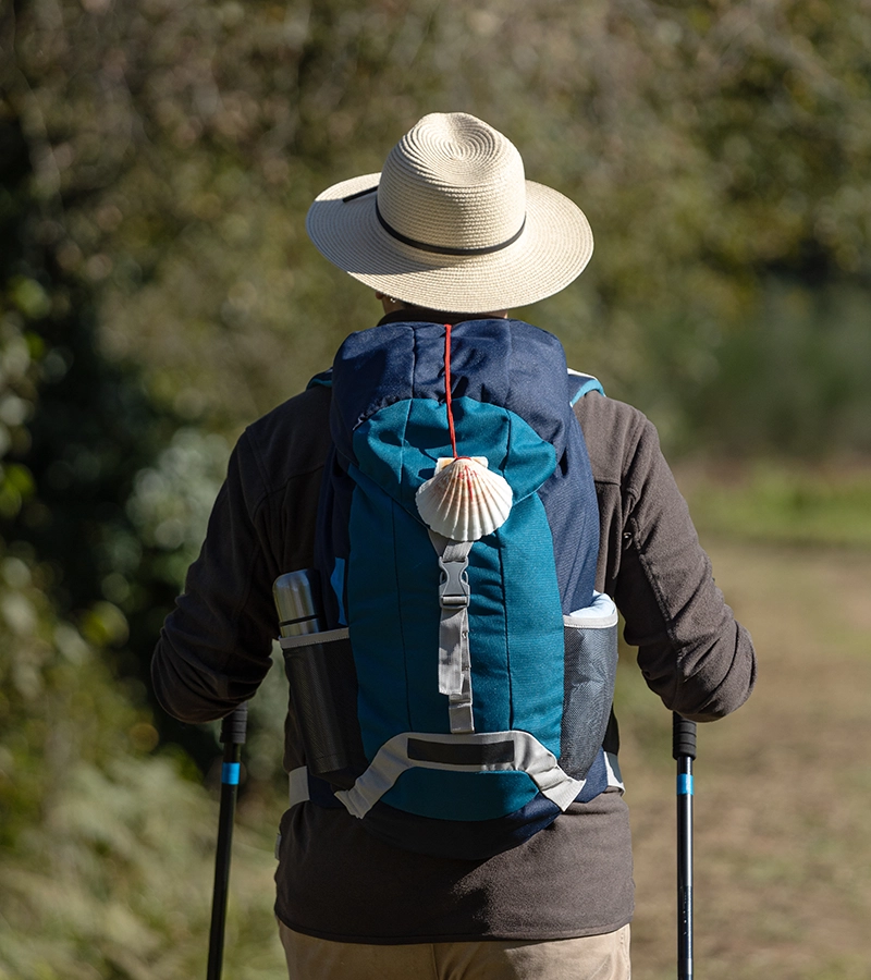 Peregrino caminando por el camino de Santiago.