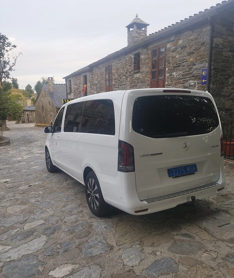 Taxi recogiendo peregrinos en albergue.