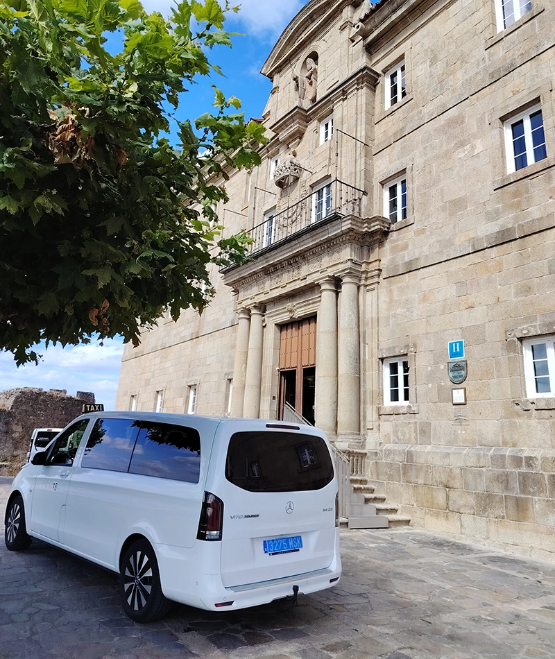 Taxi recogiendo en un hotel para el traslado a estaciones.