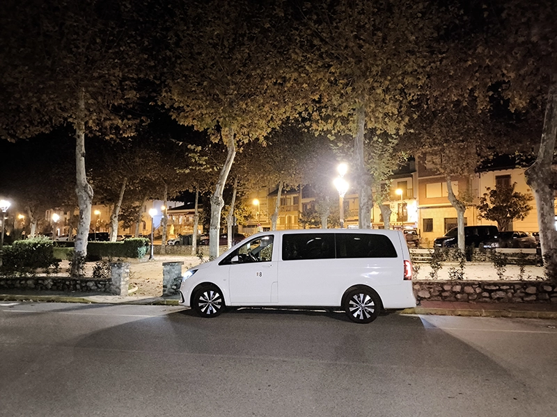 Taxi aparcado junto a un parque de Villafranca del Bierzo.