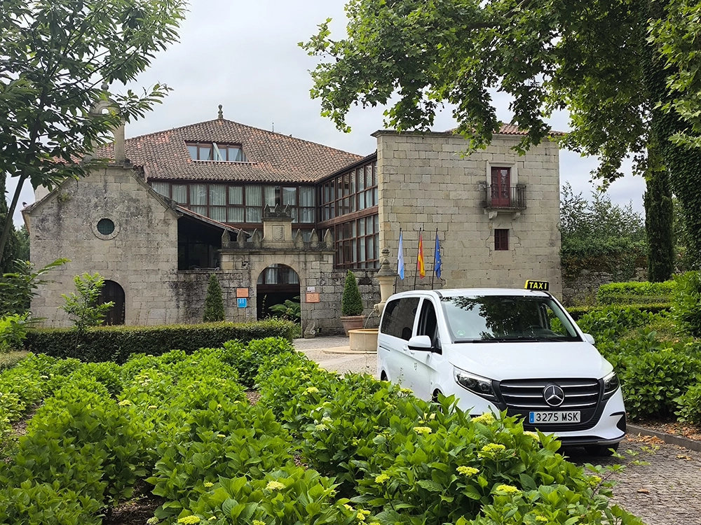 Taxi aparcado delante de un hotel. Traslado para eventos.